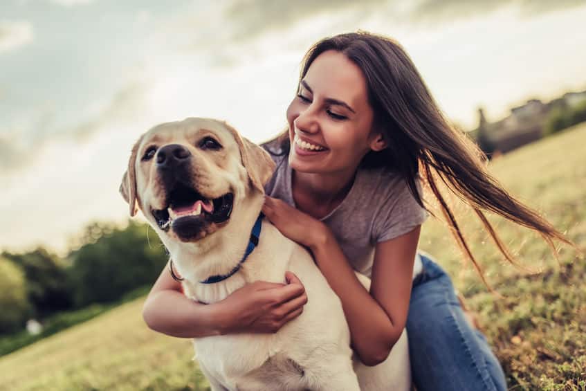 Fotografia pet - Tutora abraçando seu cão
