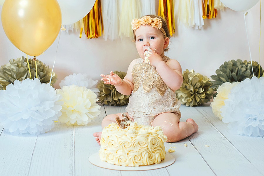Bebê sentado comendo bolo