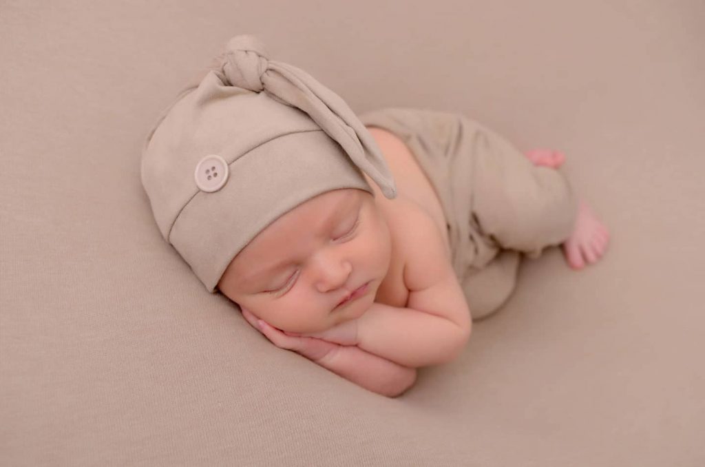 Foto inspirações para newborn por Click Photo Studio. Pose lateral.
