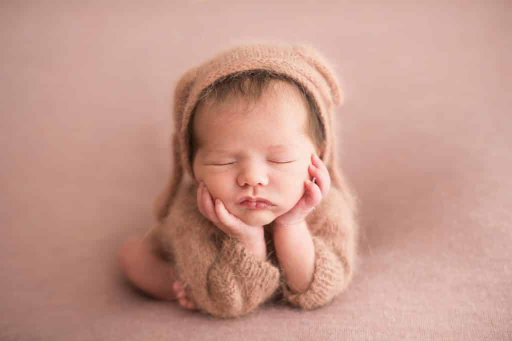 Foto inspirações para newborn por Laura Alzueta. Pose do Sapinho.