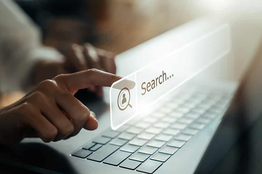 Pessoa fazendo uma pesquisa numa plataforma de buscas