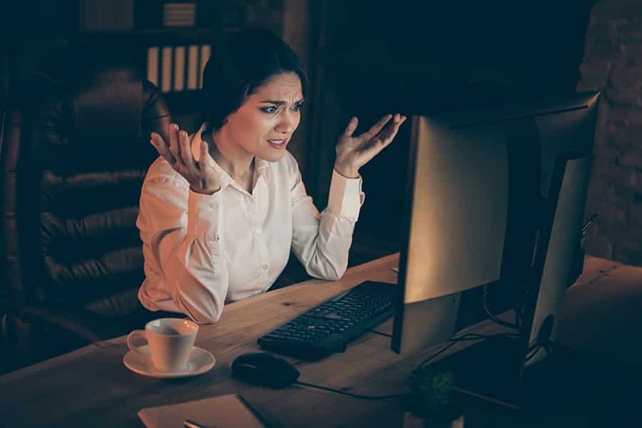 Mulher confusa ao acessar um site complicado de fotógrafo