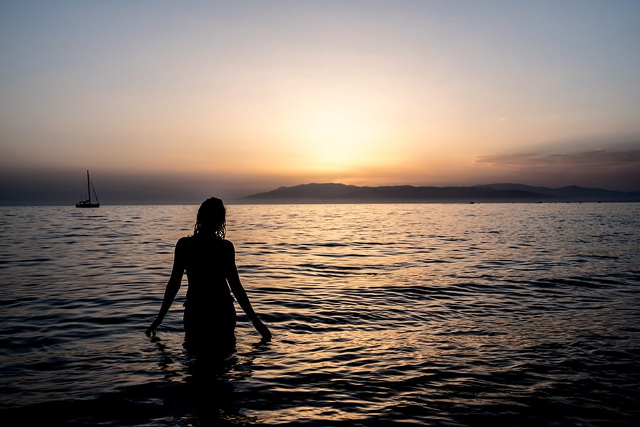 Fotografia com silhueta de uma mulher na praia